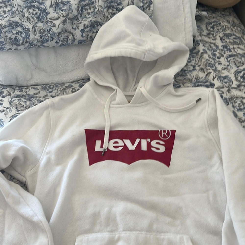 white levi’s hoodie